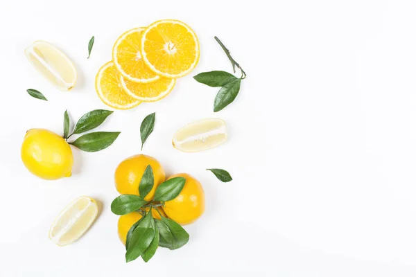 Limon, mandalina ile izole üzerinde beyaz arka plan bırakır. Düz yatıyordu, en iyi görünüm. Meyve kompozisyonu