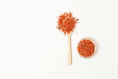 Barbekü baharatları kasede ve kaşıklar beyaz arka planda. Düz yatıyordu. Üst görünüm.