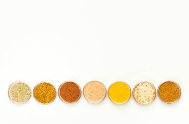 Beyaz arka planda kaplamalar ve otlar. Düz yatıyordu. Üst görünüm.