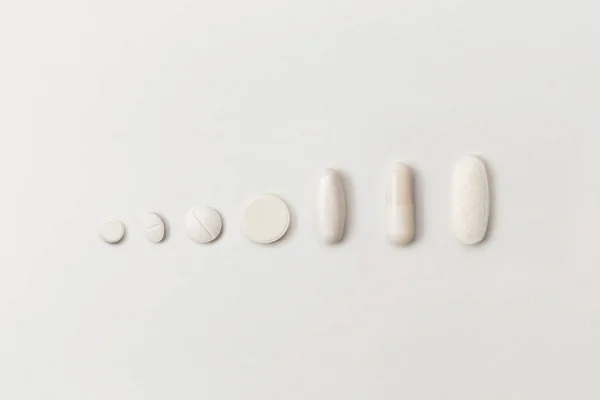 Pílulas Médicas Várias Formas Fundo Branco — Fotografia de Stock