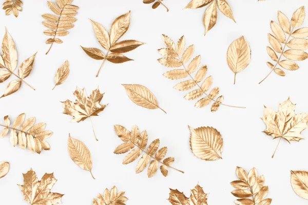 Composição Outono Padrão Feito Folhas Douradas Outono Fundo Branco Flat — Fotografia de Stock