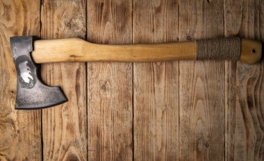 Ahşap arka planda ip olan eski bir balta.