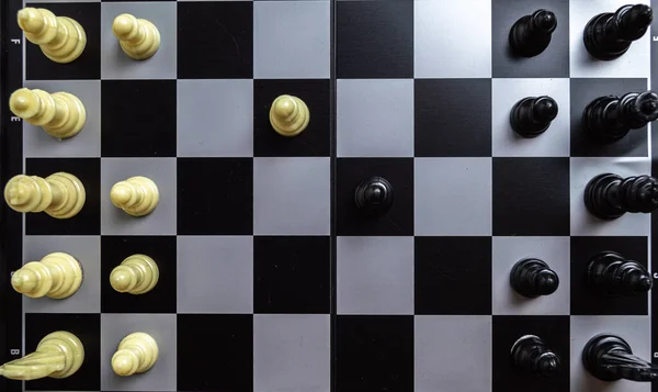 Šachová Partie Začátek Hry První Kroky Černobílých Pěšců Horní Pohled — Stock fotografie