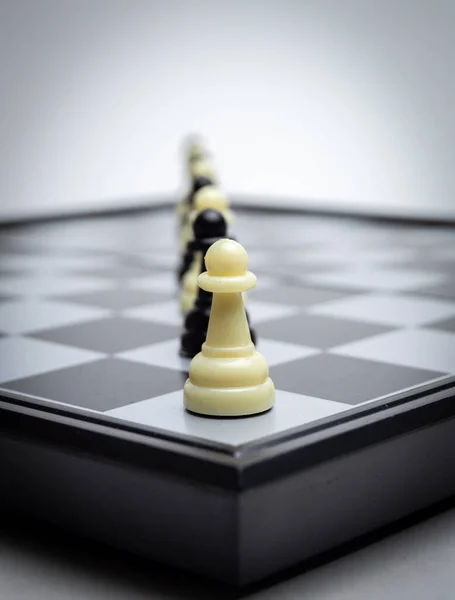 Černobílé Pěšce Jsou Umístěny Diagonálně Šachovnici — Stock fotografie