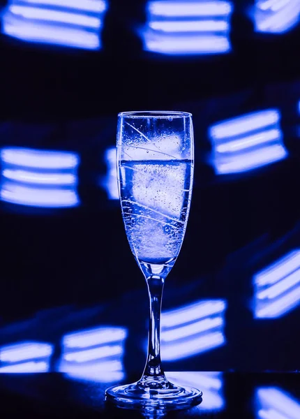 Ett Glas Champagne Svart Bakgrund Med Effekten Att Rita Blått — Stockfoto