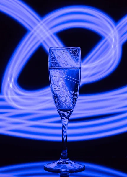 Bicchiere Champagne Sfondo Nero Con Effetto Disegnare Luce Blu Una — Foto Stock