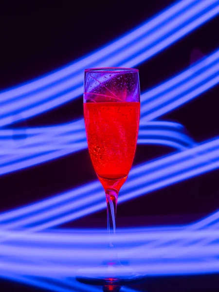 Bicchiere Champagne Rosso Acceso Uno Sfondo Nero Con Effetto Disegnare — Foto Stock