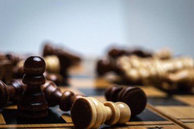 Satranç taşları kargaşa içinde satranç tahtasına düştü.