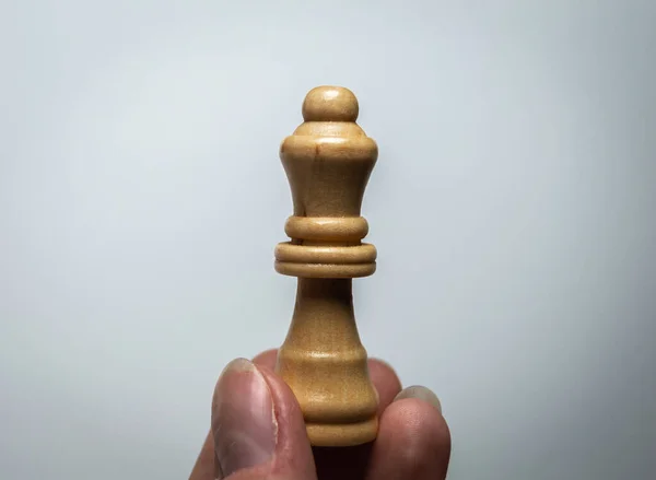 Ruka Drží Šachovou Figurku Šachy Královna Bílém Pozadí — Stock fotografie
