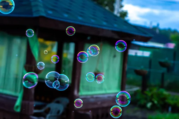 Zeepbellen Vliegen Tegen Achtergrond Van Tuin Stockfoto
