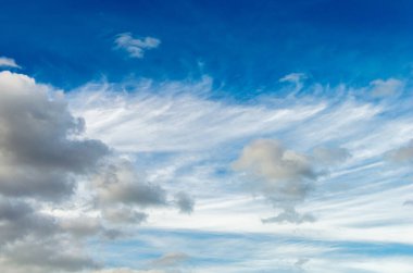 Kümülüs bulutları parlak mavi gökyüzünde