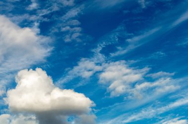Parlak mavi Cumulus bulutları güneşli bir günde