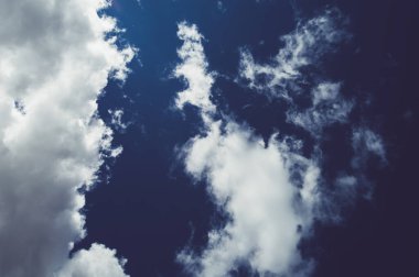 Parlak mavi Cumulus bulutları güneşli bir günde