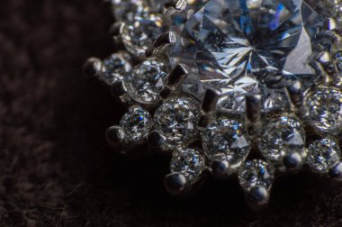 Makro fotoğrafçılıktaki gümüş kolyeden bir kolye. Kolyedeki değerli taşlar.