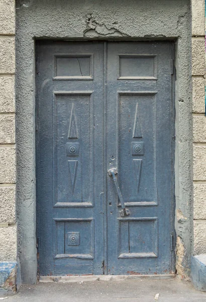 Μια Παλιά Σκούρα Γκρι Ξύλινη Πόρτα — Φωτογραφία Αρχείου
