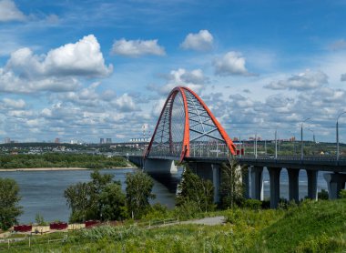 Novosibirsk, Novosibirsk bölgesi / Rusya-06.21.2020: Bugrinsky köprüsü ve şehrin sağ kıyısının görüntüsü