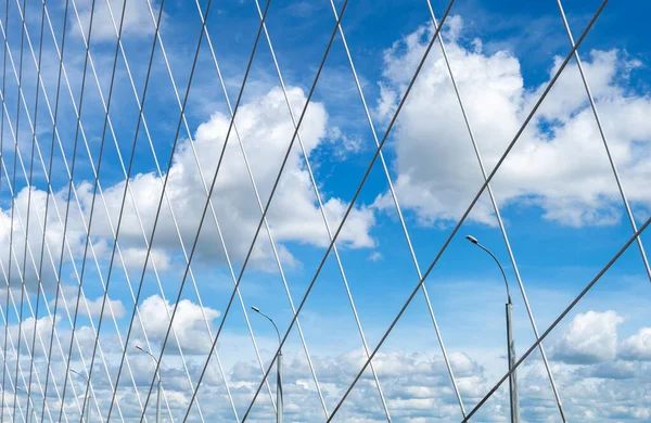 Pohled Oblohu Mraky Přes Mříž Mostu — Stock fotografie