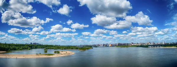 Novosibirsk, Novosibirsk bölgesi / Rusya-06.21.2020: Novosibirsk şehri sağ kıyısının panoraması ve Bugrinsky köprüsünden Ob nehri