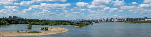 Novosibirsk, Novosibirsk bölgesi / Rusya-06.21.2020: Novosibirsk şehri sağ kıyısının panoraması ve Bugrinsky köprüsünden Ob nehri