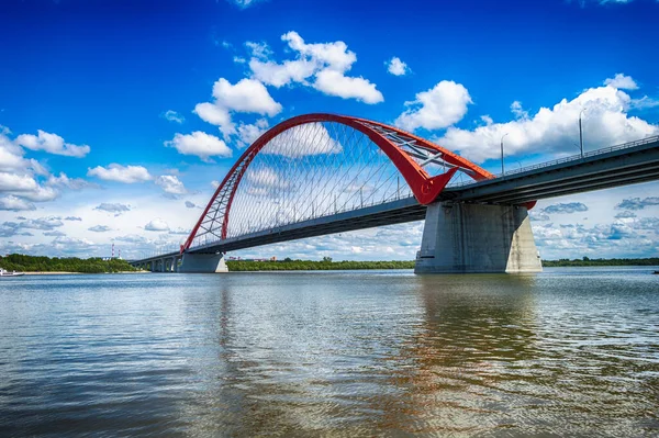 Novosibirsk, Novosibirsk bölgesi / Rusya-06.21.2020: Bugrinsky köprüsü ve şehrin sağ kıyısının görüntüsü