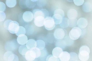 Beyaz ve mavi ışıklar mavi-gri arka plana odaklanmış..