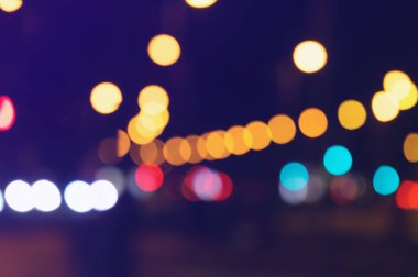 Şehirdeki soyut Bokeh gece yolu
