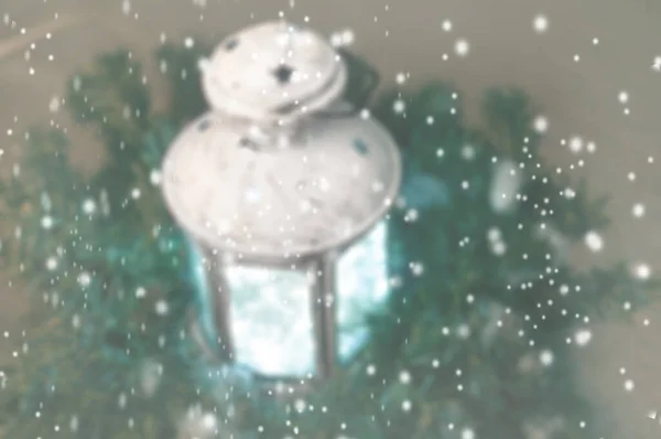 Linterna Desenfocada Navidad Color Blanco Con Ramas Abeto Nieve Cayendo — Foto de Stock