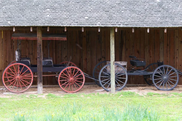 Deux Belles Charrette Vintage Véhicule Piège Cheval Côté Bâtiment Écurie — Photo