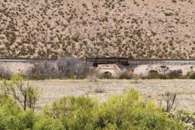 Çöl manzaralı eski bir çelik tren köprüsü.