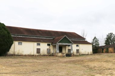 Terk edilmiş bir fabrika depo binası.