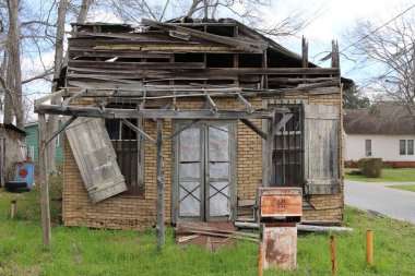 Terk edilmiş eski bir benzin istasyonu binası.