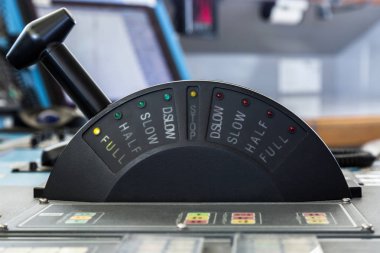 Tam yol ileri modunda bir ticaret gemisine parça denetimi.