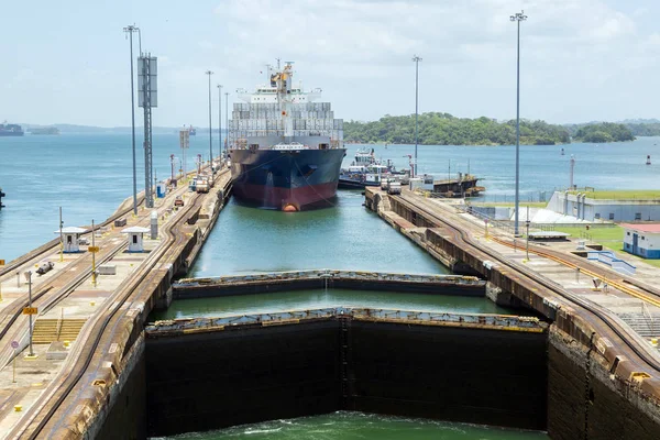 Konténerszállító Hajó Gatun Lock Panama Csatorna — Stock Fotó