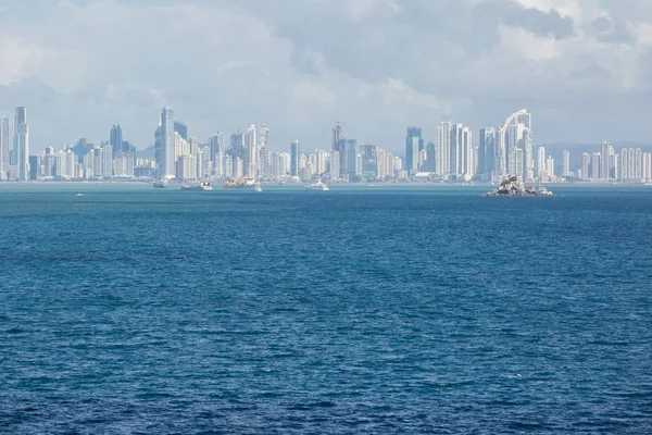 Deniz üzerinden Panama City clear deniz manzarası.