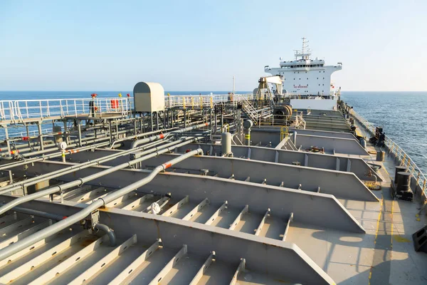 Gri renk güverte petrol ürün tankeri.