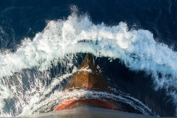 Ham petrol tankeri posteri kırmızı paslı ampul.