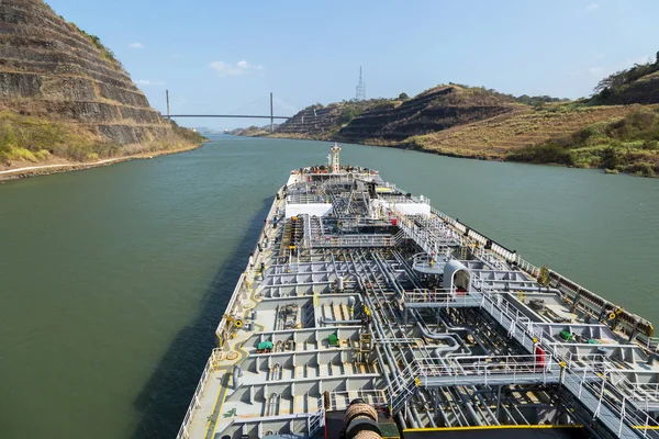 Небольшой Нефтяной Танкер Проходящий Через Панамский Канал Стоковое Изображение