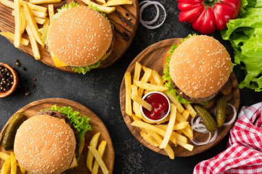 Lezzetli hamburger, çizburger, kızarmış patates, salata ve kırmızı kareli Mutfak Tekstil