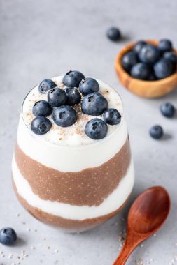 Çikolata chia puding parfrait veya katmanlı chia puding tatlısı