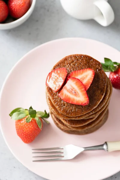 Gluten free buckwheat pancakes with strawberries — Stock Photo, Image