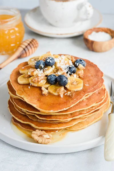 Muz, yaban mersini, ceviz ve bal ile lezzetli gözleme yığını