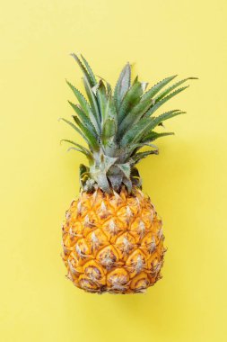 Sarı arka planda ananas
