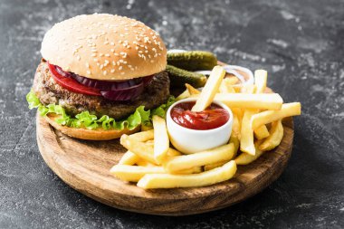 Marul ve domates, patates kızartması ve ketçap ile sığır eti burger