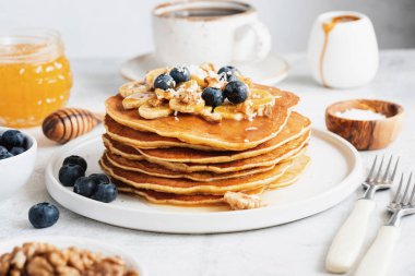 Fındık, bal ve kahvaltıda meyve ile Pancakes