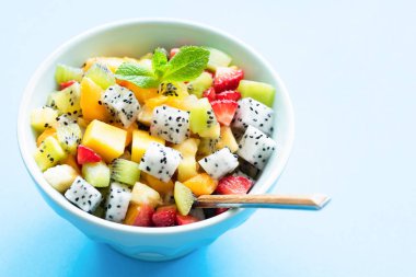 Pitaya ve mango kabın içinde egzotik meyve salatası