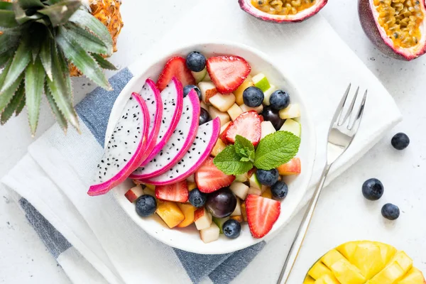 Tropical fruit salad with dragon fruit and mango in a bowl — Stock Photo, Image