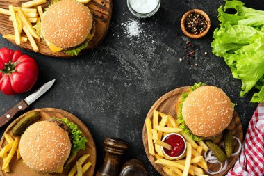 Burger, hamburger, patates kızartması ve taze sebze. Barbekü partisi gıda