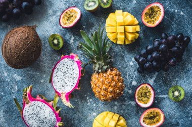 Tropikal meyve taş zemin, düz üzerinde yatıyordu