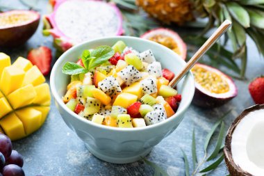 Tropikal meyve mango, Hindistan cevizi, pitaya bir kase meyve salatası
