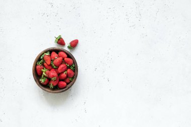 Bir kase çilek. Taze çilek. Taze organik çilek hasat